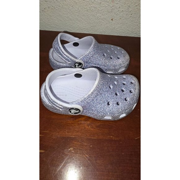 Crocs Silver Glitter C7 Kids Classic Clogs Adjustable Heel Strap - Picture 2 of 5